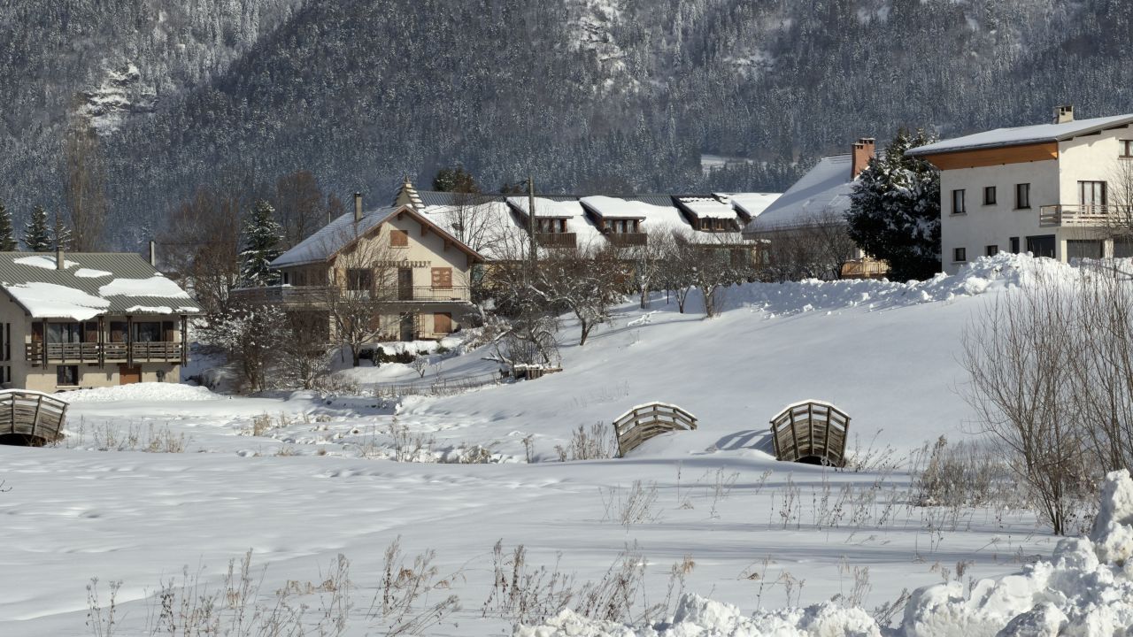 Mare e montagna nel tempo di Einstein:  cosa cambia davvero tra Ostia e le Alpi
